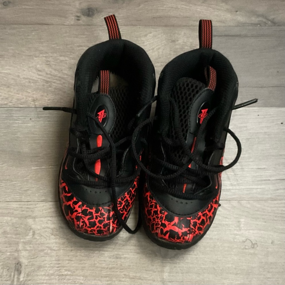Nike Kids Foamposite ‘LavaBrightCrimson’ 9C sneakers